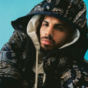 Rauw Alejandro para a Vogue México. Imagem: Pablo Zamora/Reprodução.