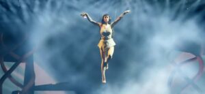 Katy Perry no trailer do registro audiovisual "The Lifetimes Tour - Live In Paris". Imagem: Reprodução/Instagram.