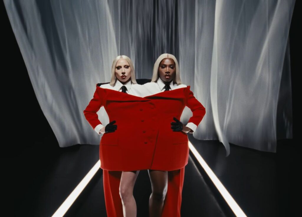 Lady Gaga e Doechii no videoclipe de "Runway". Imagem: Reprodução