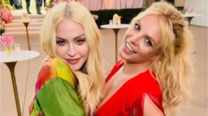 Britney Spears e Madonna em foto tirada no casamento de Britney. Imagem: Reprodução.