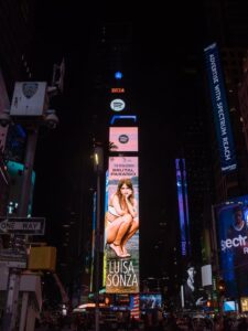 Luísa Sonza em telão na Times Square. Imagem: Divulgação / Spotify.