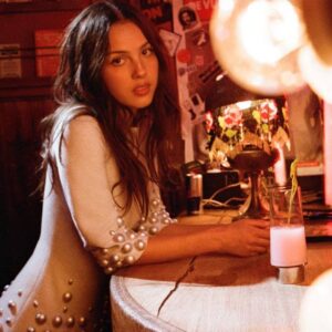 Olivia Rodrigo em imagem promocional. Imagem: Divulgação.