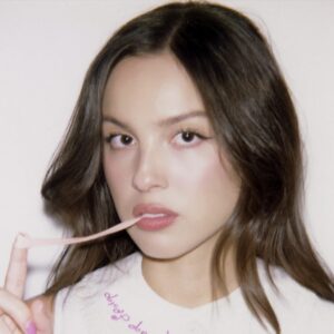 Olivia Rodrigo em imagem promocional. Imagem: Divulgação.