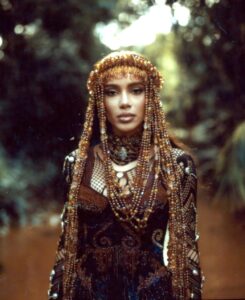 Anitta no videoclipe de "Nanã". Imagem: Mar + Vini/Divulgação.