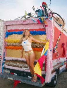 Karol G em foto promocional para a turnê "Viajando Por El Mundo - Tropitour". Imagem: Divulgação.