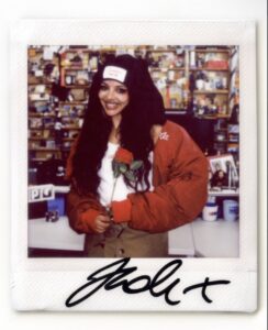 JADE em imagem nos bastidores do programa Tiny Desk. Imagem: Divulgação.