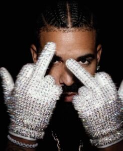 Drake em foto promocional para o álbum "Iceman". Imagem: Divulgação.