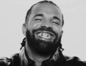 Drake no videoclipe de "National Treasures". Imagem: YouTube/Reprodução.