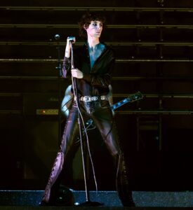 Sombr performando "Homewrecker" no AMA's. Imagem: Reprodução.