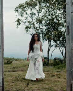 Anitta no videoclipe de "Deus Existe". Imagem: Redes Sociais/Reprodução.