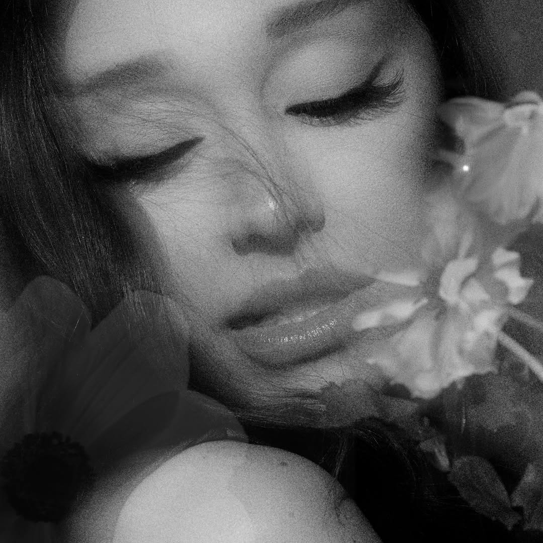 Ariana Grande em imagem promocional do single "Hate That I Made You Love Me". Foto: Divulgação.