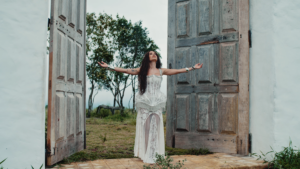 Anitta no videoclipe de "Deus Existe". Imagem: YouTube/Reprodução.