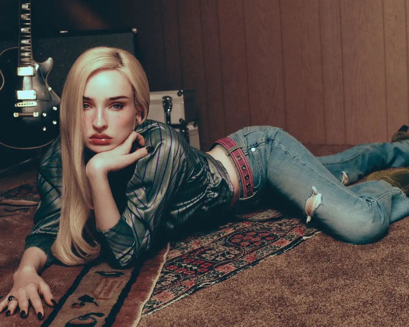 Kim petras para a Byrdie Magazine. Imagem: Jonny Marlow/Reprodução