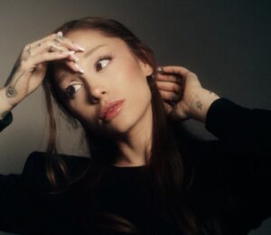 Ariana Grande e, foto promocional para o lançamento de "hate that i made you love me". Imagem: Divulgação.