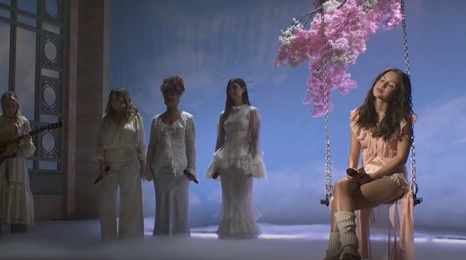 Olivia Rodrigo durante performance no SNL. Imagem: Reprodução.