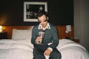 Harry Styles em imagem promocional. Imagem: Divulgação.