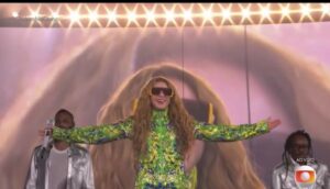 Shakira durante megashow histórico em Copacabana. Imagem: Reprodução/Globo.