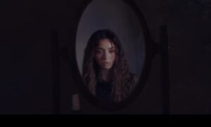 Lola Indigo no videoclipe de "El Bachatón De La L". Imagem: YouTube/Reprodução.