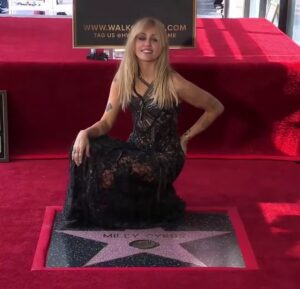 Miley Cyrus é homenageada com uma estrela na Calçada da Fama de Hollywood. Imagem: Reprodução/X via Variety.