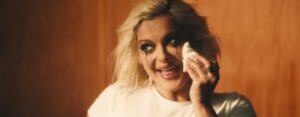 Bebe Rexha no videoclipe de "Sad Girls". Imagem: YouTube/Reprodução.