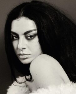 Charli XCX para a British Vogue. Imagem: Rafael Pavarotti/Reprodução.