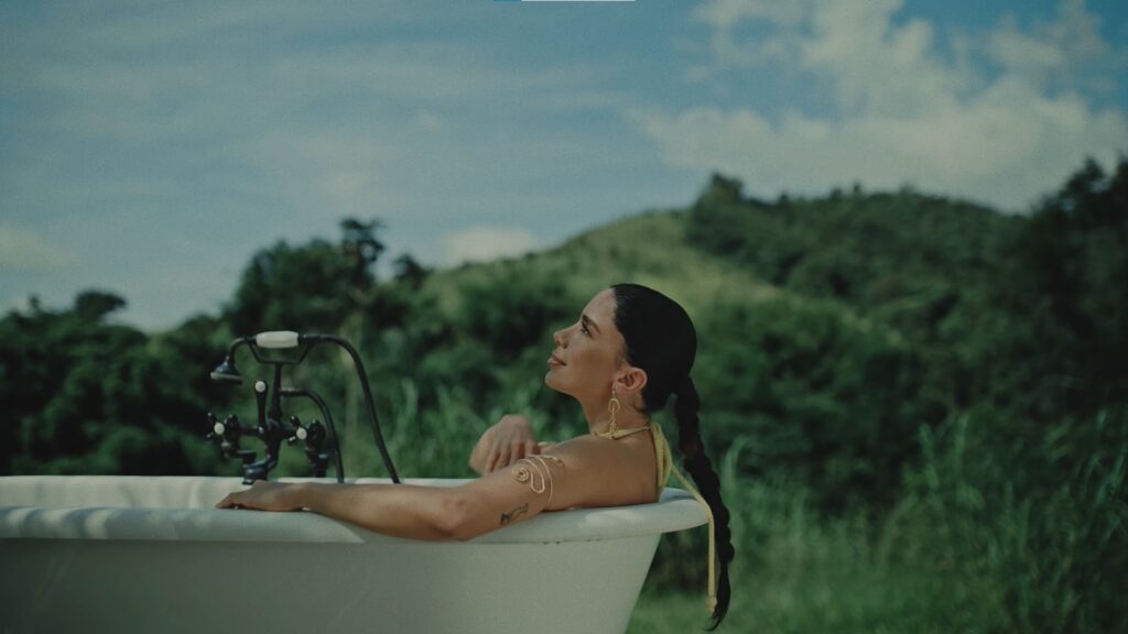 Anitta em videoclipe de "So Much Love". Imagem: Reprodução / Youtube.