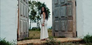 Anitta no videoclipe de "Deus Existe". Imagem: YouTube/Reprodução.