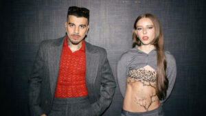 Young Miko e Rauw Alejandro em foto promocional para o single "Aquel Diciembre". Imagem: Joshua Rivera/Divulgação.