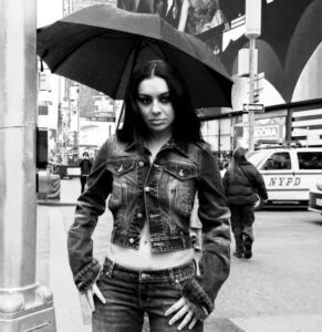 Charli xcx para a divulgação de SS26. Imagem: Divulgação