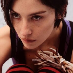 Gracie Abrams paa a capa de seu álbum "Daughter from Hell". Imagem: Divulgação.