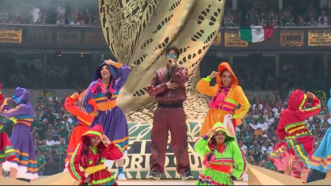 Danny Ocean se apresenta na cerimônia de abertura da Copa do Mundo FIFA 2026, na Cidade do México. Imagem: Globo/Reprodução.