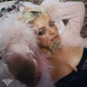 Capa de "Dirty Blonde", álbum de Bebe Rexha. Imagem: Divulgação.