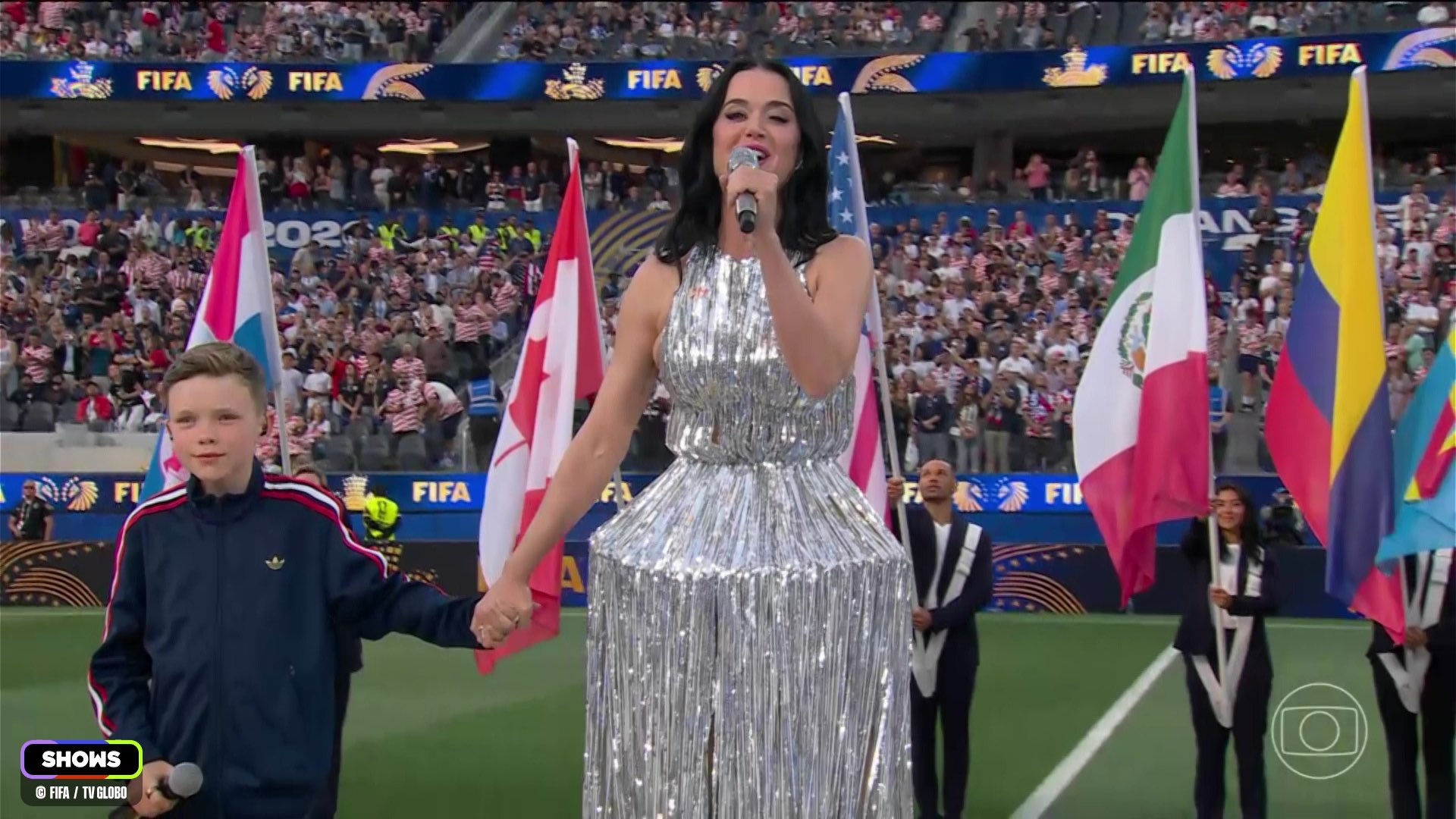 Katy Perry e Tius Luka na performance de "Wonder" durante a cerimônia de abertura da Copa do Mundo nos Estados Unidos. Imagem: Globo/Reprodução.