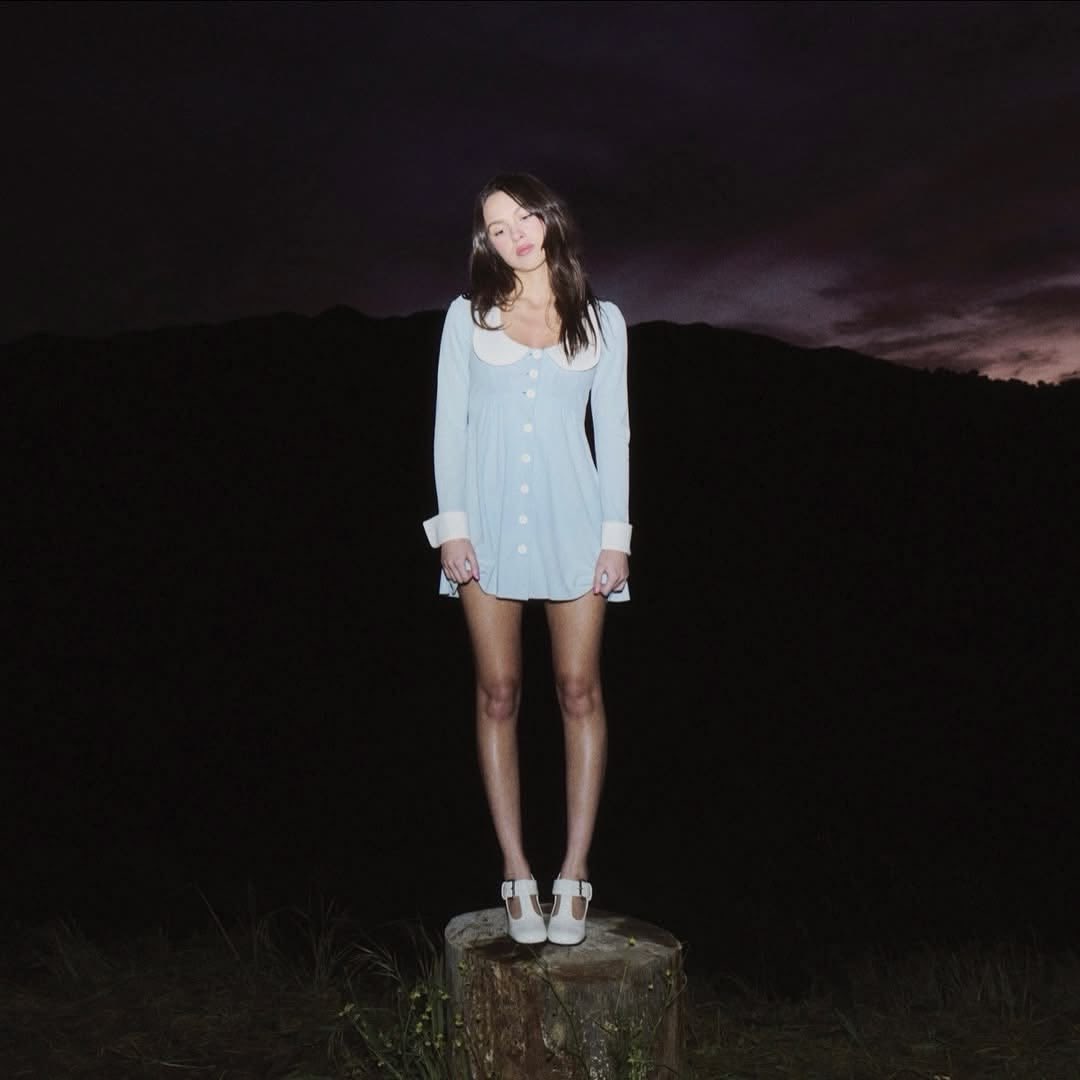Olivia Rodrigo em foto promocional do álbum "You Seem Pretty Sad For A Girl So In Love". Imagem: Divulgação.