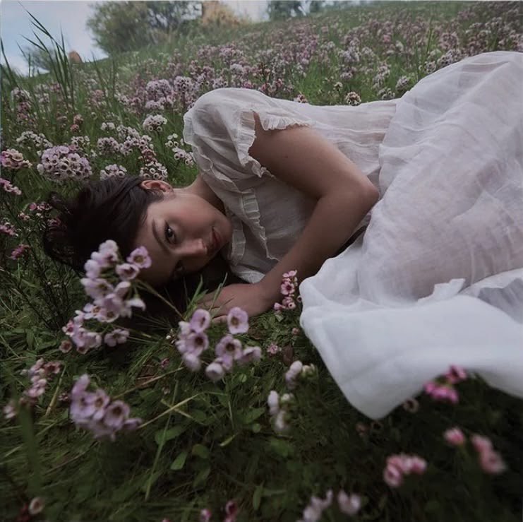 Olivia Rodrigo em imagem promocional do álbum "you seem pretty sad for a girl so in love". Foto: Divulgação.