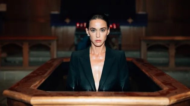 Katy Perry em imagem promocional do single “Watch It Burn”. Foto: Divulgação.