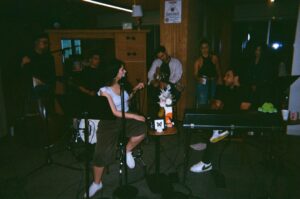 Alessia Cara e sua banda para o projeto "Giant Desk". Imagem: Instagram/alessiacara