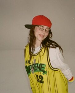 Billie Eilish em imagem promocional. Imagem: Divulgação.