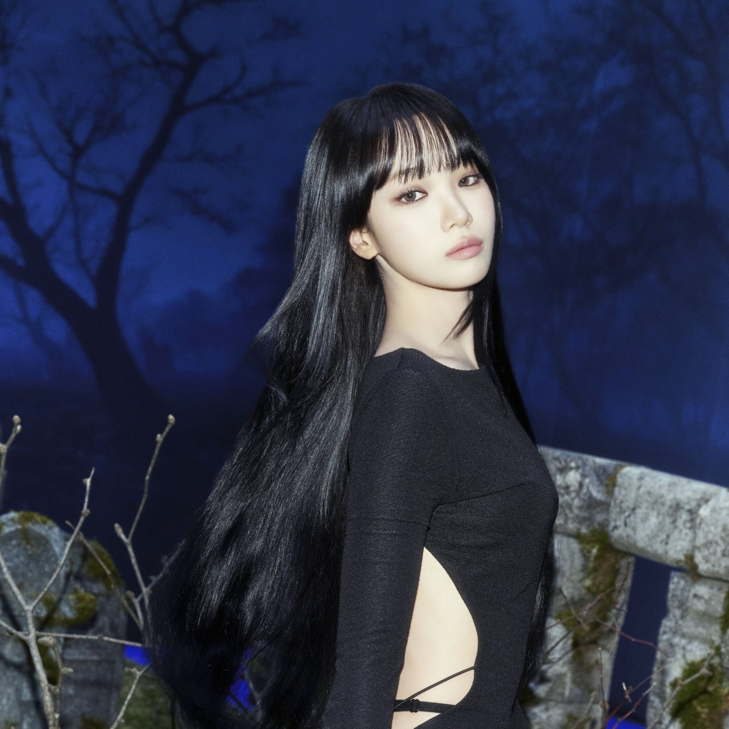 Kim Chaewon em foto promocional para o LE SSERAFIM. Imagem: Divulgação