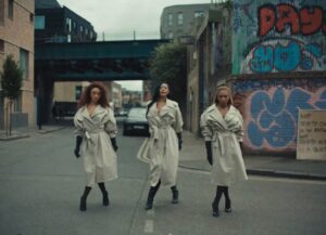 Integrantes do FLO em cena do videoclipe de "Don't Break Her Heart". Foto: Reprodução/YouTube.