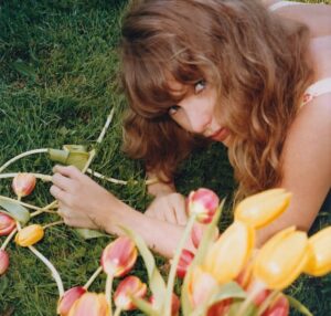 Taylor Swift em foto promocional para "I Knew It, I Knew You". Imagem: Divulgação.