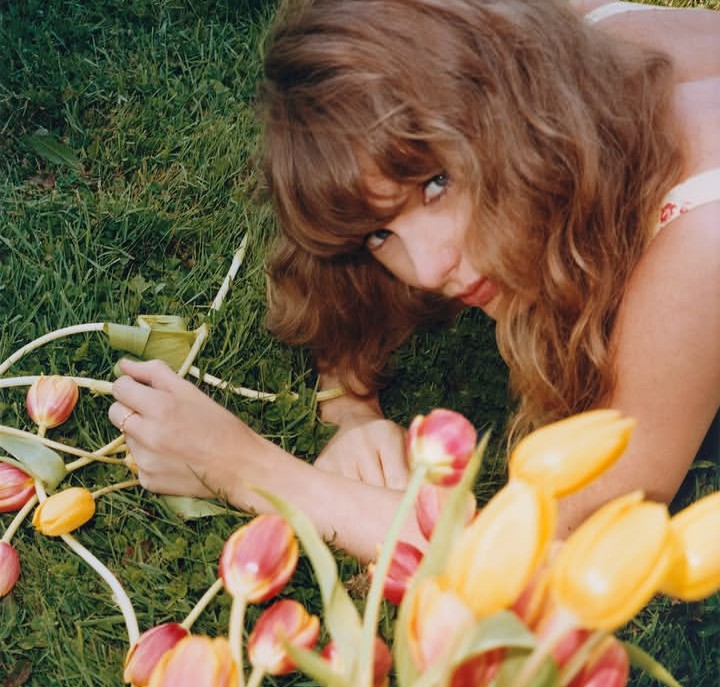 Taylor Swift em imagem promocional do single “I Knew It, I Knew You”. Foto: Divulgação.