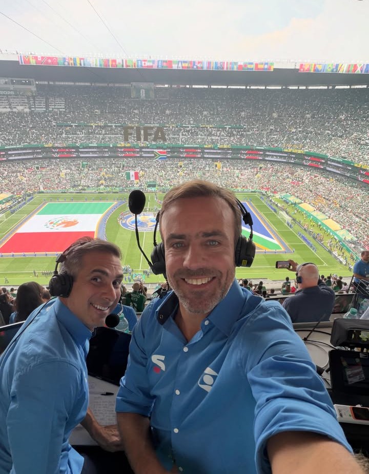 Roger Flores e Gustavo Villani no Estádio Azteca durante a transmissão do jogo de abertura da Copa do Mundo FIFA 2026. Foto: Reprodução/Instagram @rogerflores.
