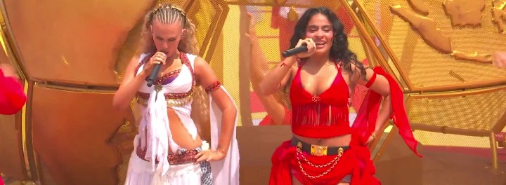 Elyanna e Jessie Reyez durante apresentação na cerimônia de abertura da Copa do Mundo no Canadá. Imagem: CazéTV/Reprodução.