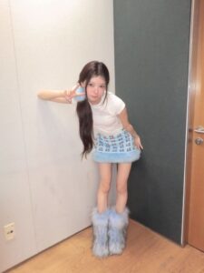 Moka em foto postada no Weverse. Imagem: Weverse