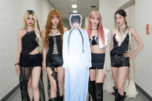 LE SSERAFIM com totem de Chaewon após a primeira apresentação de BOOMPALA. Imagem: X/le_sserafim