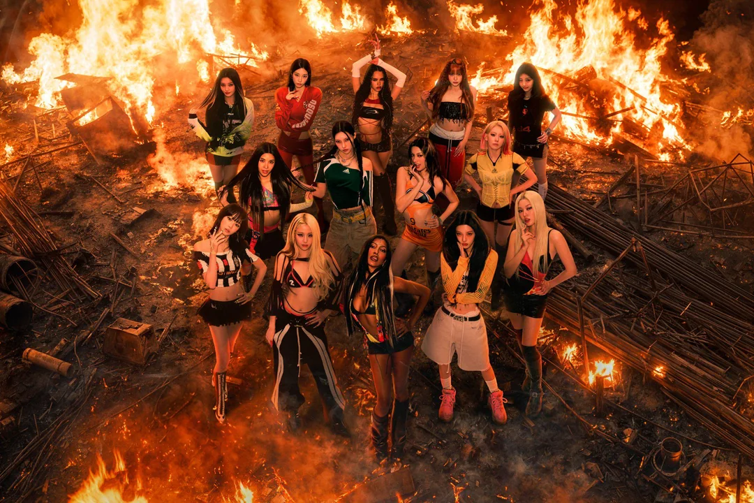 KATSEYE, LE SSERAFIM, ILLIT no clipe de "ICONIC BY MISTAKE". Imagem: Reprodução