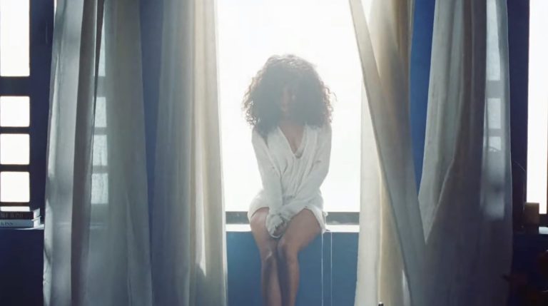 Tyla em cena do videoclipe de "Is It Love". Foto: Reprodução/YouTube.