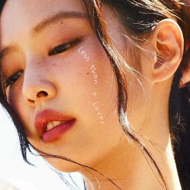 JENNIE na capa do single, "Less Than A Lover". Imagem: Divulgação.
