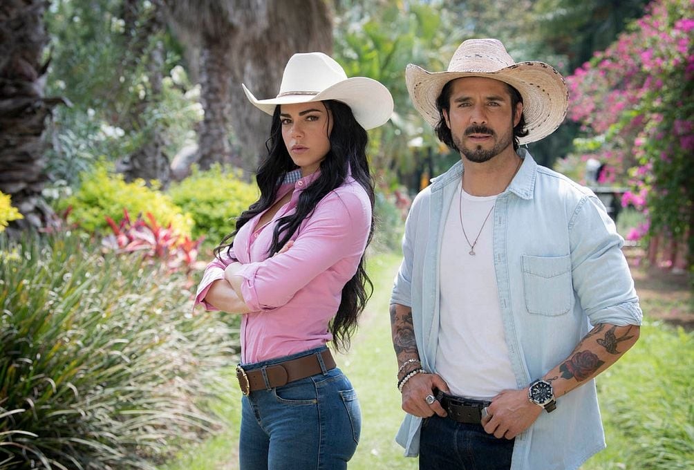 Livia Brito e José Ron interpretam Fernanda e Rafael em "A Desalmada". Foto: Divulgação/TelevisaUnivision.